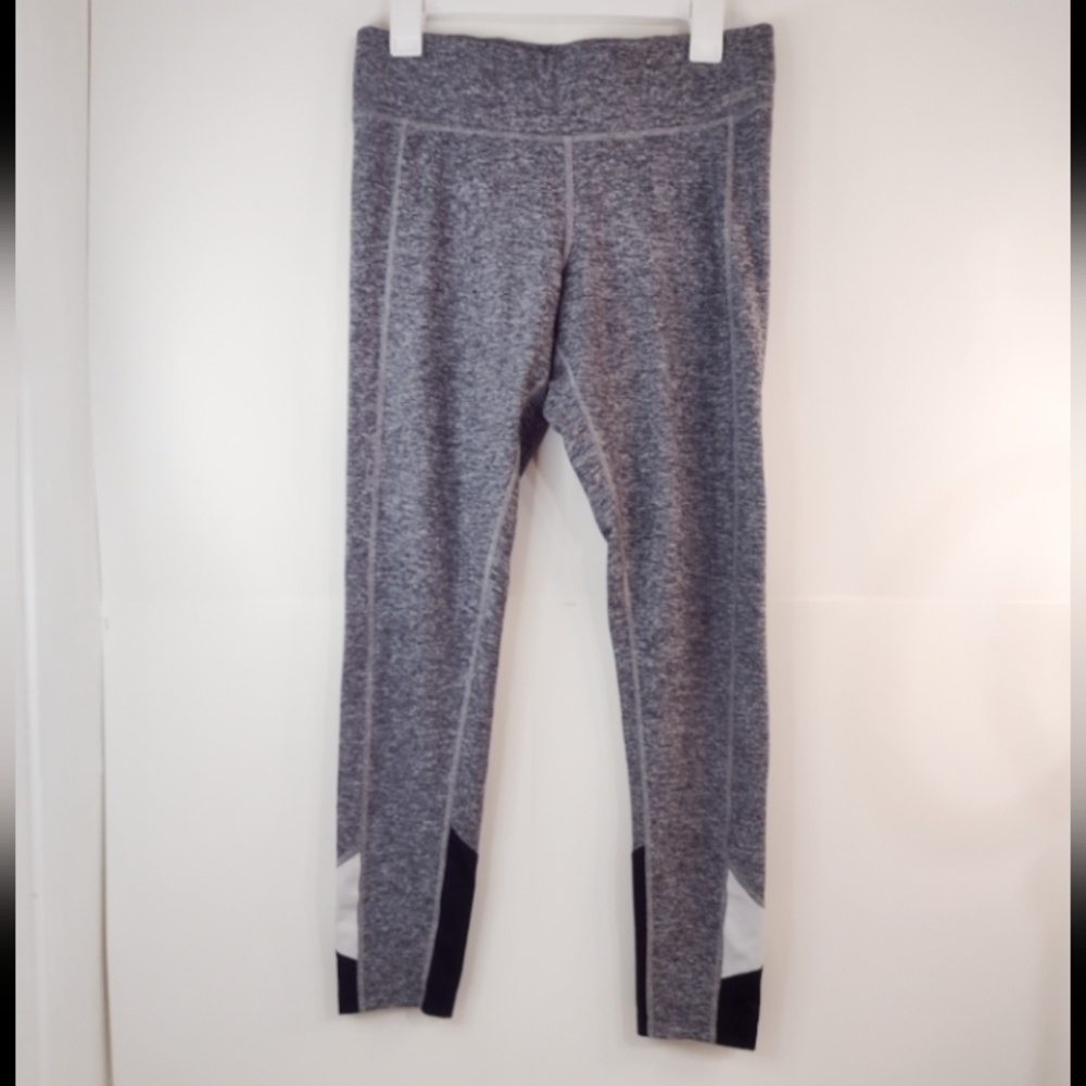 V.S . PINK  Grey yoga leggings size (M)